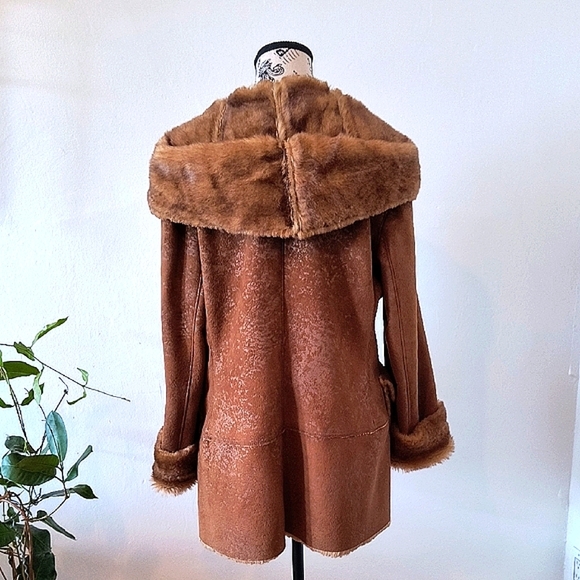 T & I Brown Faux Fur Trimmed Women's Coat. Size Small - Picture 7 of 9